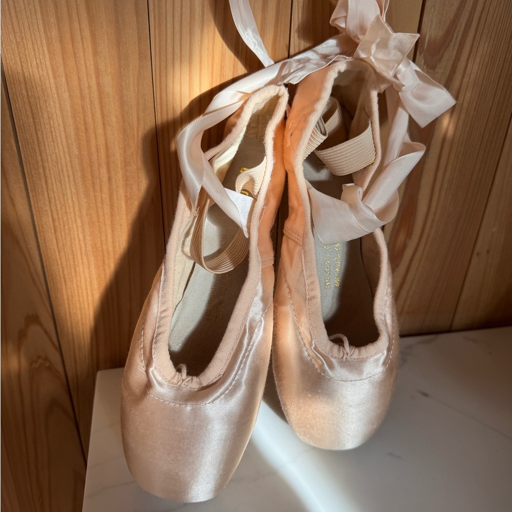 Bloch Satin Ballet Shoes point toe shoes with Ribbon Ties new without tag